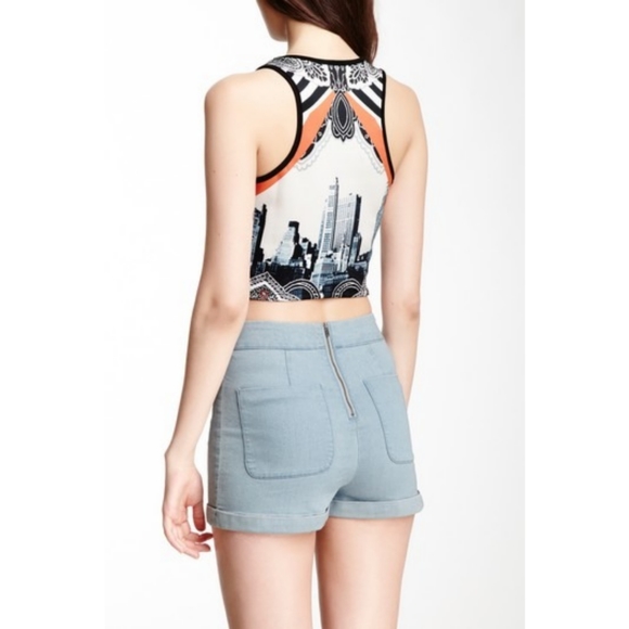 Romeo & Juliet Couture Cityline Crop Top - Picture 2 of 2